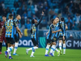 Grêmio vence o Coritiba com gol nos acréscimos e afunda o Corinthians no Z4