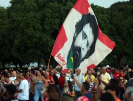 Lula e eleitores idosos se emocionam em “festa de aniversário”